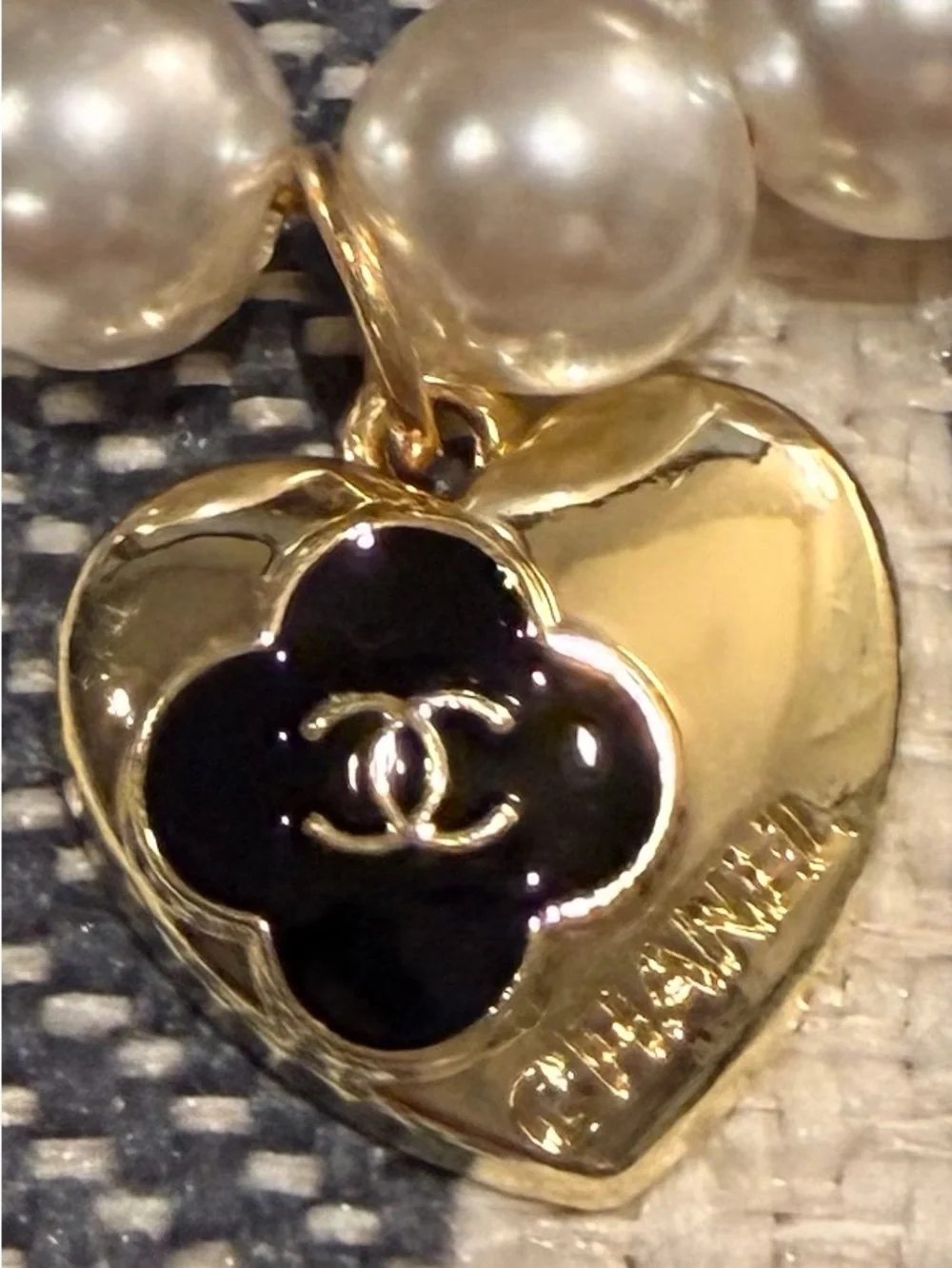 CHANEL Beaute VIP/ GWP Gold Camellia Pearl and Ribbon Keyring Charm 🖤💛🖤💛